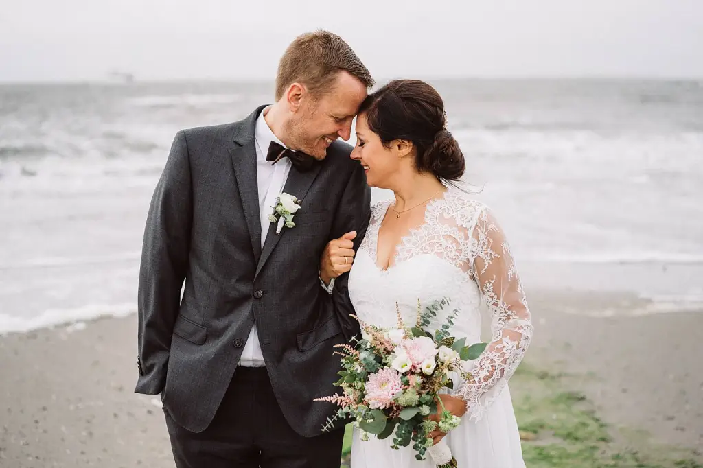 Hochzeitsfotograf Norderney – Verliebtes Brautpaar am Meer
