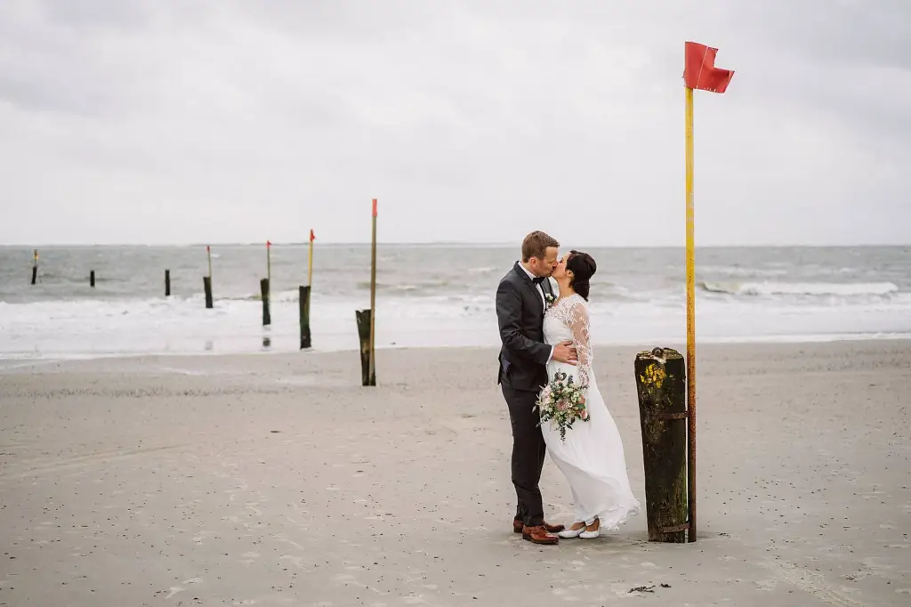 Hochzeitsfotograf Norderney – Kuss am Strand nach der Trauung