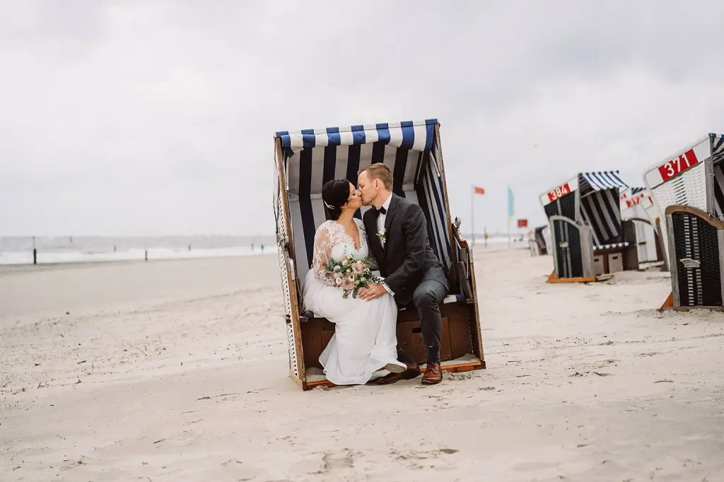 Hochzeitsfotograf Norderney – Kuss im Strandkorb am Strand