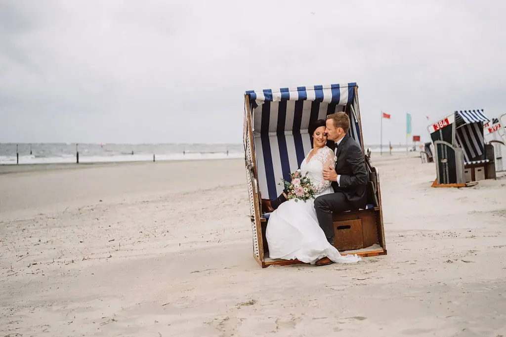 Hochzeitsfotograf Norderney – Brautpaar im Strandkorb nach der Trauung