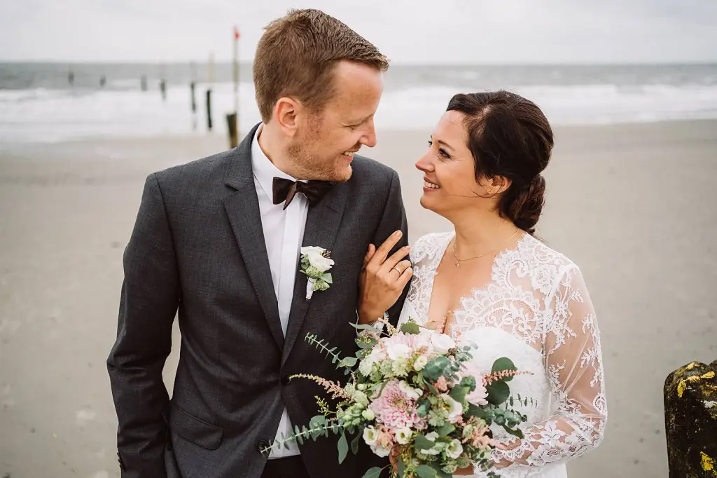 Hochzeitsfotograf Norderney – Glückliches Paar am Strand nach der Trauung