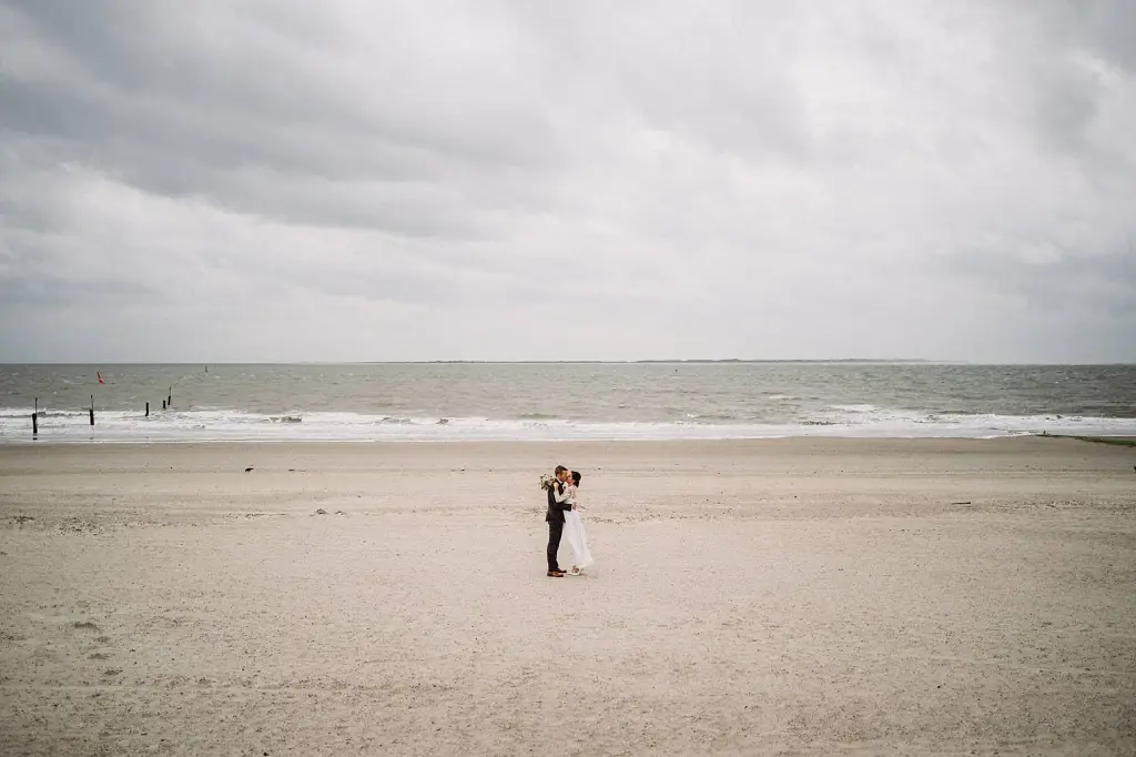 Hochzeitsfotograf Norderney – Brautpaar umarmt sich am Meer