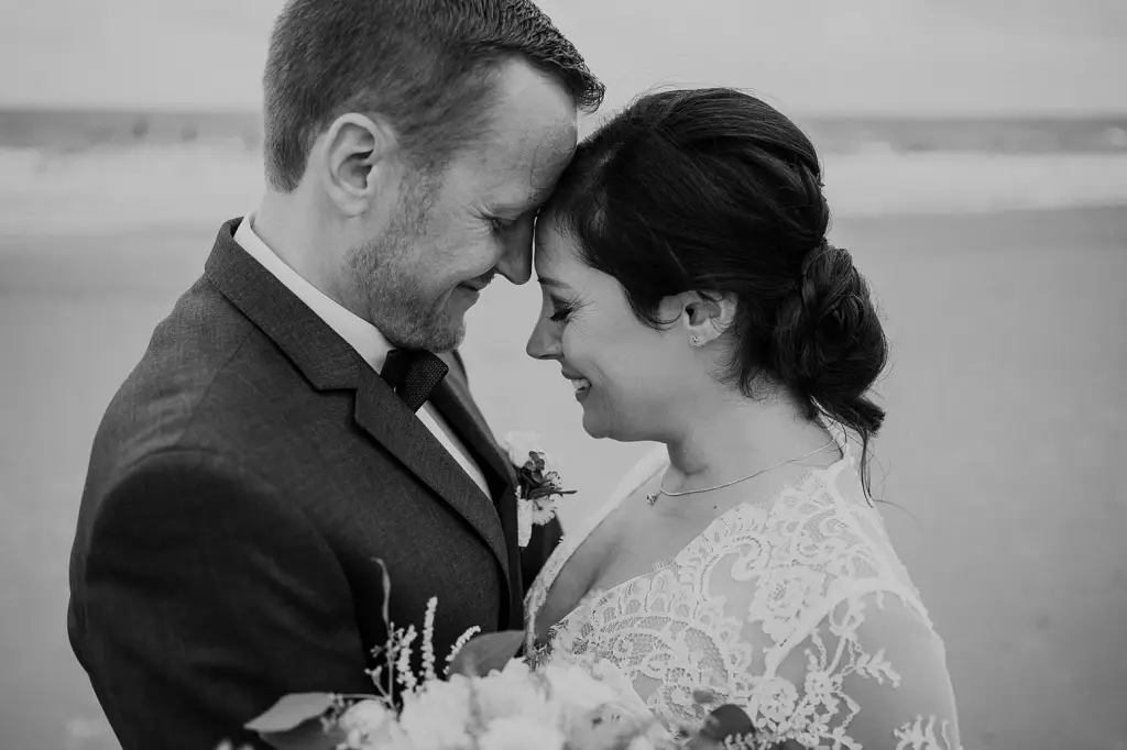 Portraits von Braut und Bräutigam nach ihrer Hochzeit am Strand der Insel Norderney