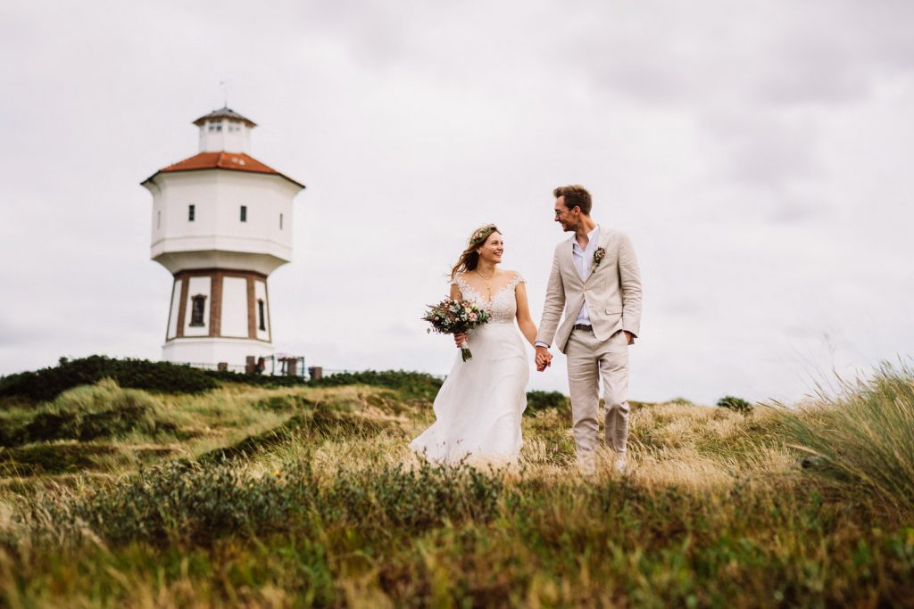 Brautpaar mit Wasserturm – Hochzeitsfotograf Langeoog Elmar Tapper