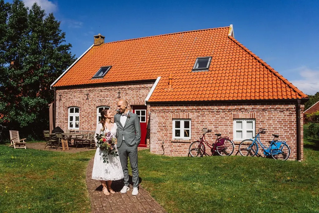 Brautpaar vor ihrer Ferienwohnung auf Baltrum