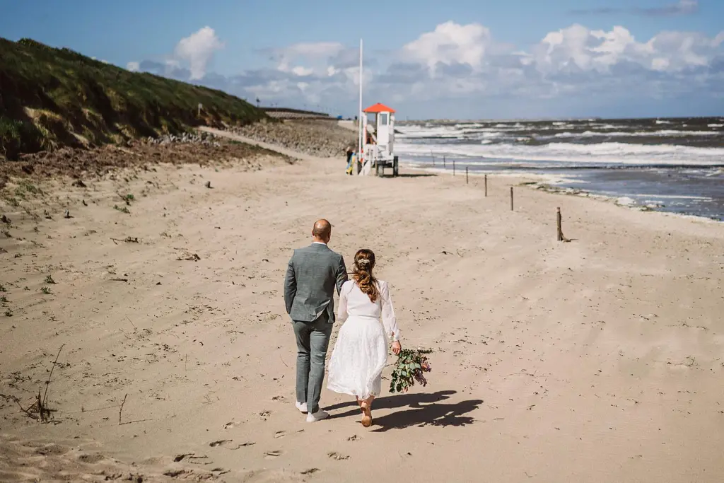 Brautpaar vor dem Badeturm Baltrum