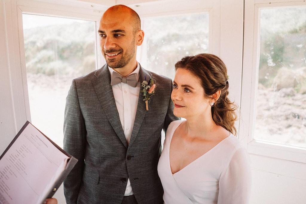 Brautpaar im hellen Licht des Badeturms