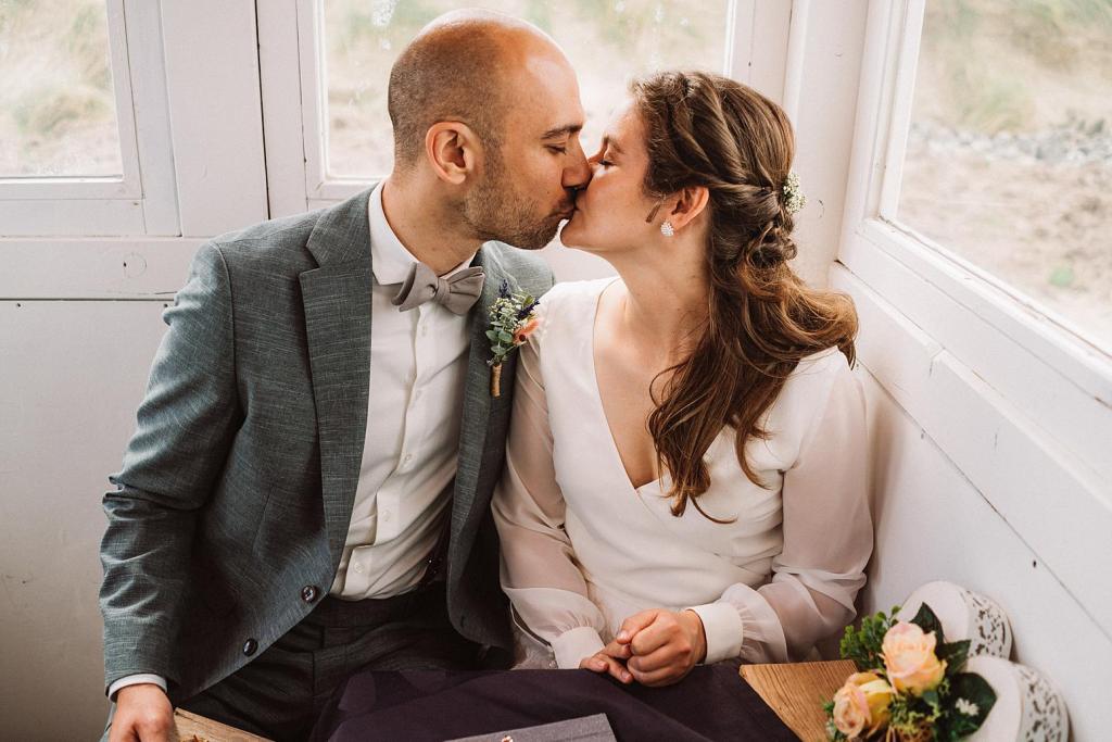 Hochzeitskuss mit Blick aufs Meer