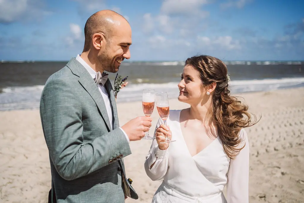 Brautpaar am Strand von Baltrum beim Sektempfang