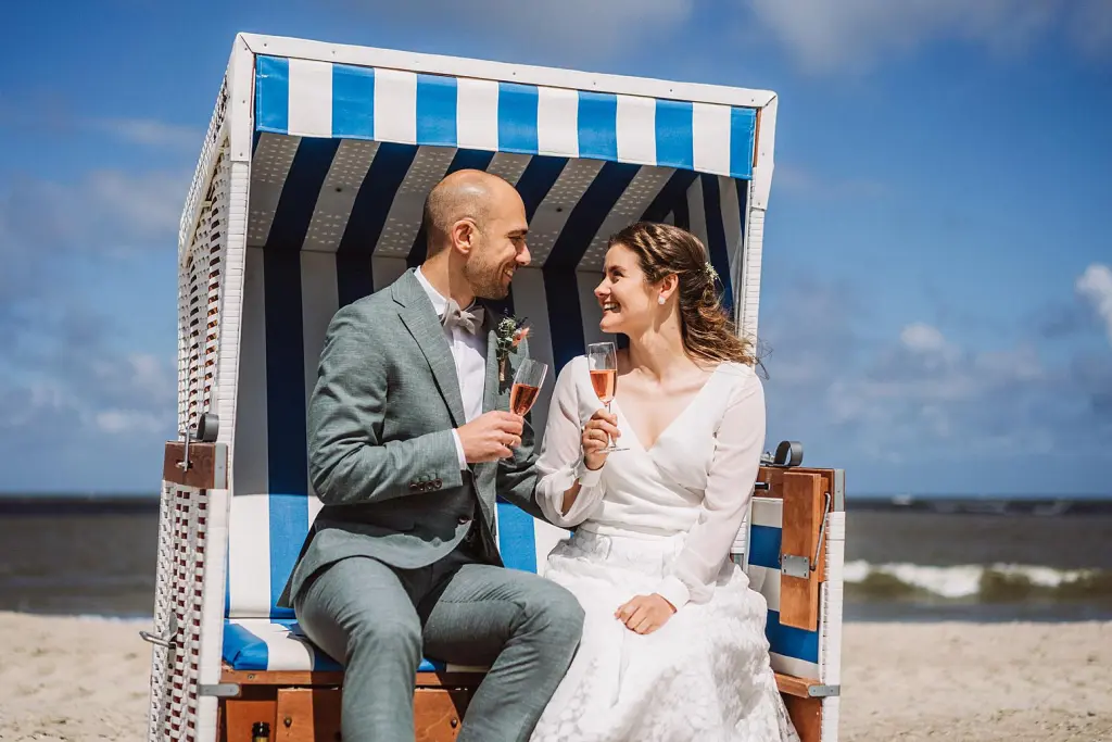 Hochzeitspaar im Strandkorb am Strand von Baltrum