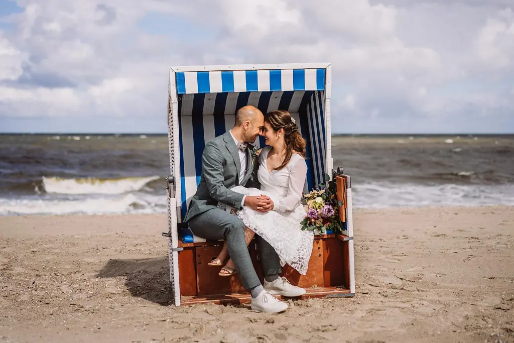 Hochzeitspaar am Strand der Insel Baltrum