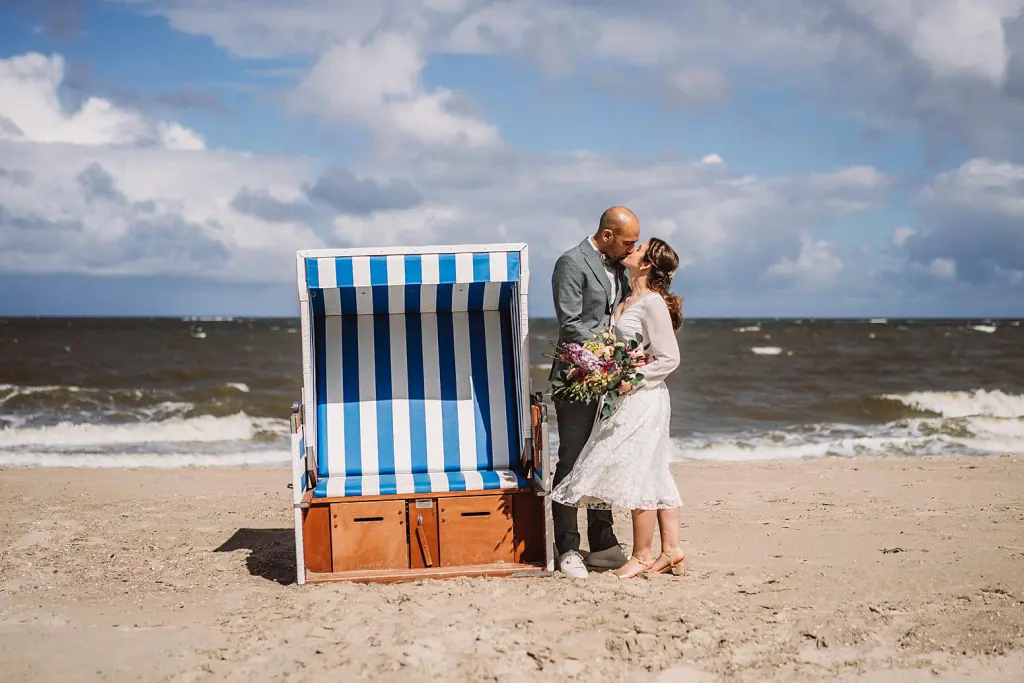 Hochzeitspaar am Strand der Insel Baltrum