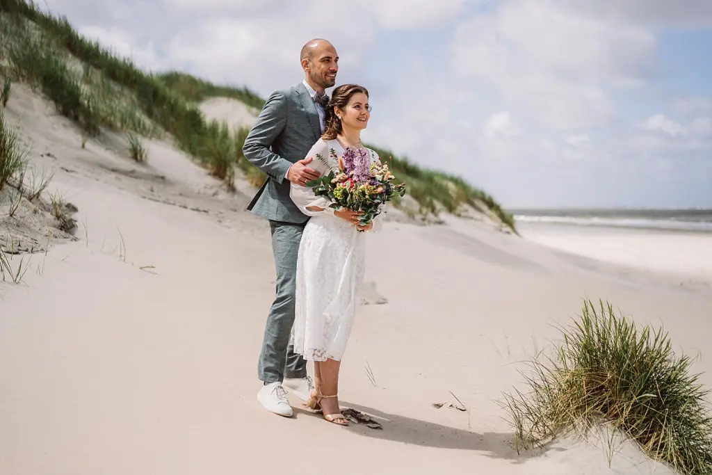 Brautpaar blickt aufs Meer