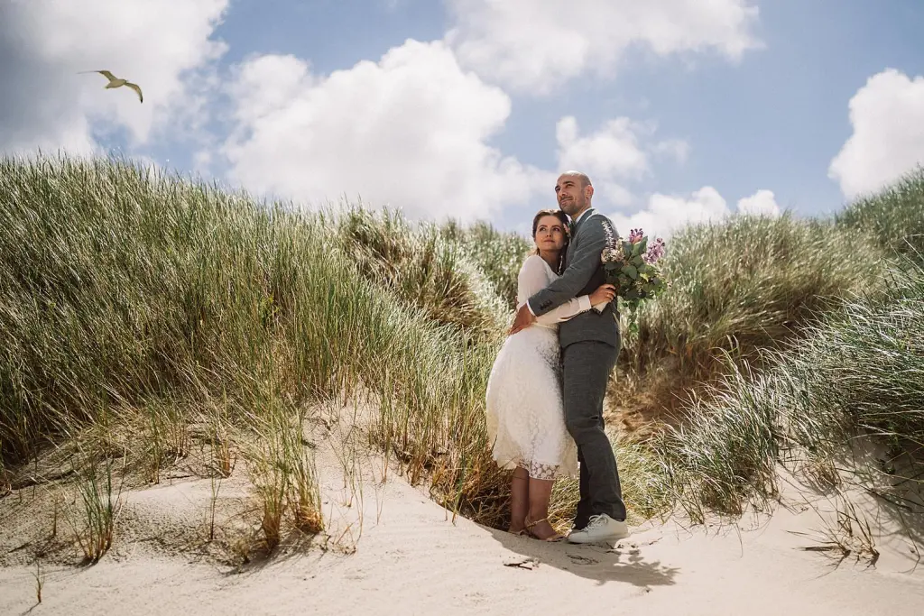Brautpaar am Strand bei Sonnenlicht