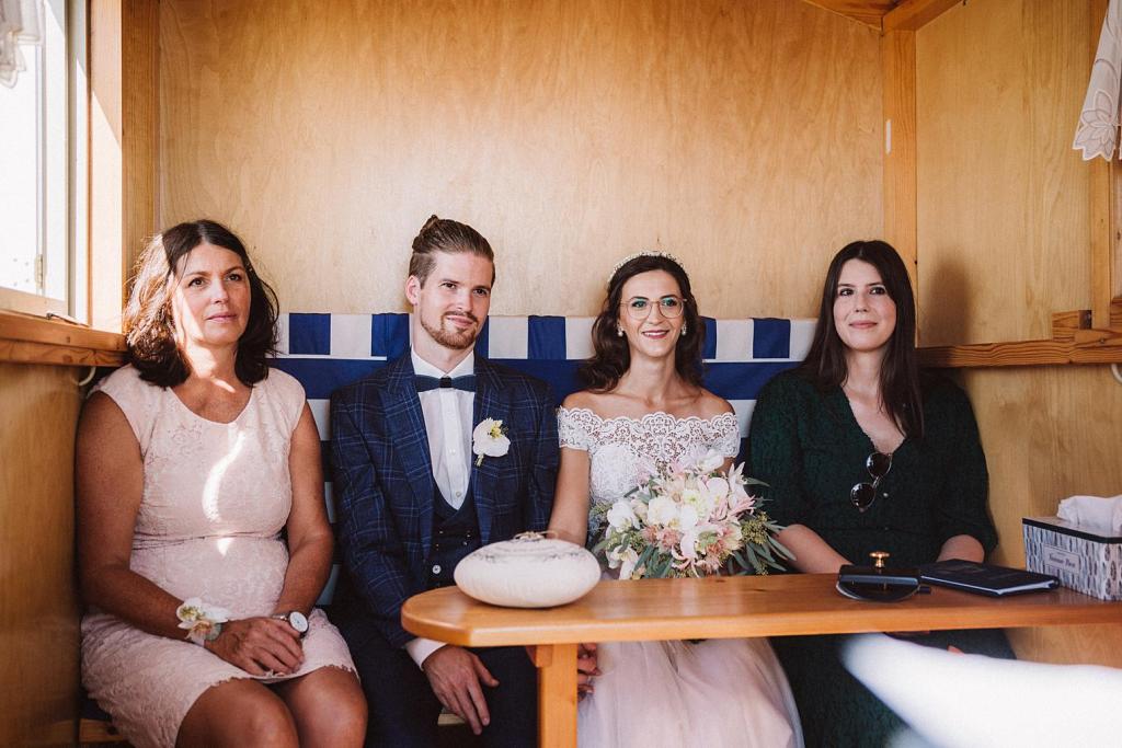 Brautpaar im Badekarren – Hochzeitsfotograf Norderney Elmar Tapper