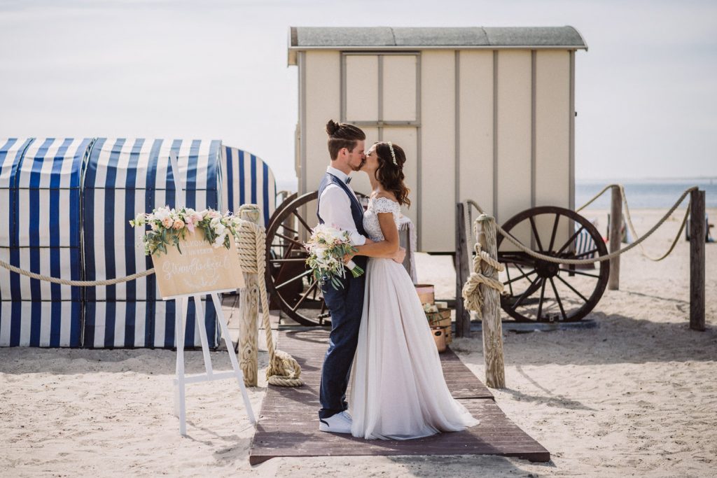 Brautpaar vor den Badekarren – Hochzeitsfotograf Norderney Elmar Tapper
