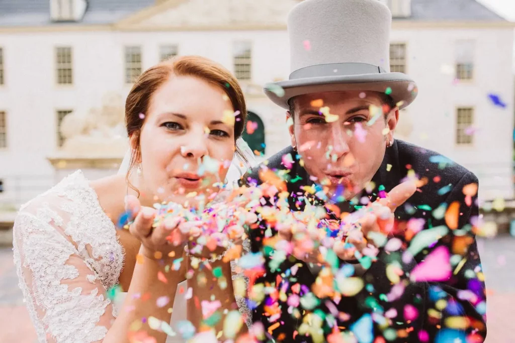 Brautpaar mit Konfetti – Hochzeitsfotograf Jever Elmar Tapper