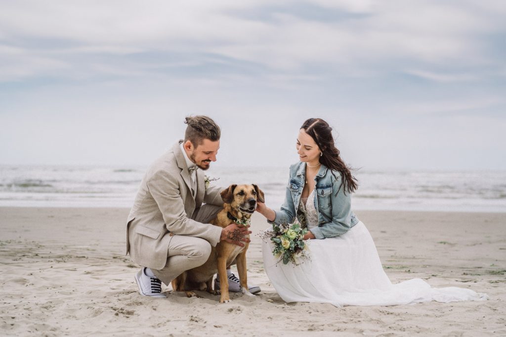 Brautpaar mit Hund am Strand – Hochzeitsfotograf Langeoog Elmar Tapper