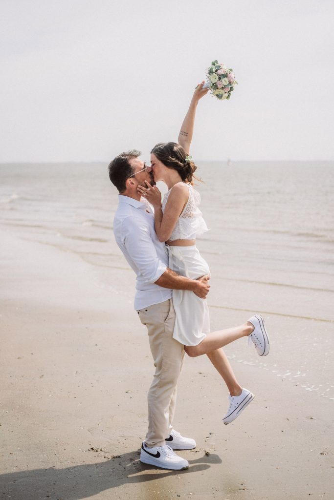 Brautpaar am Strand – Hochzeitsfotograf Norderney Elmar Tapper