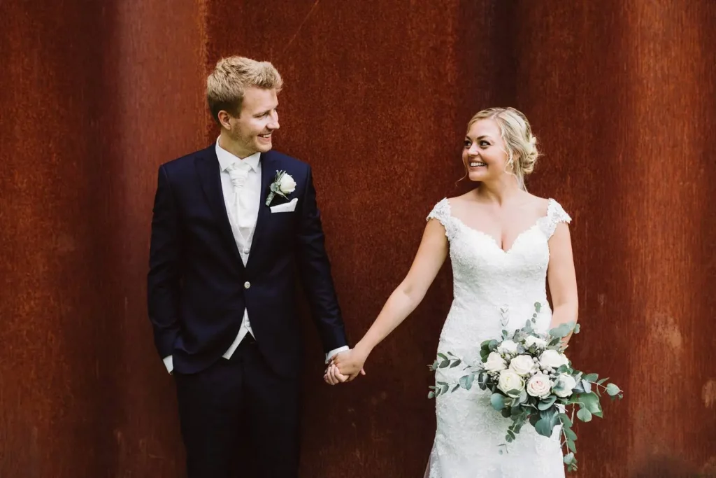 Brautpaar Hand in Hand – Hochzeitsfotograf Aurich Elmar Tapper