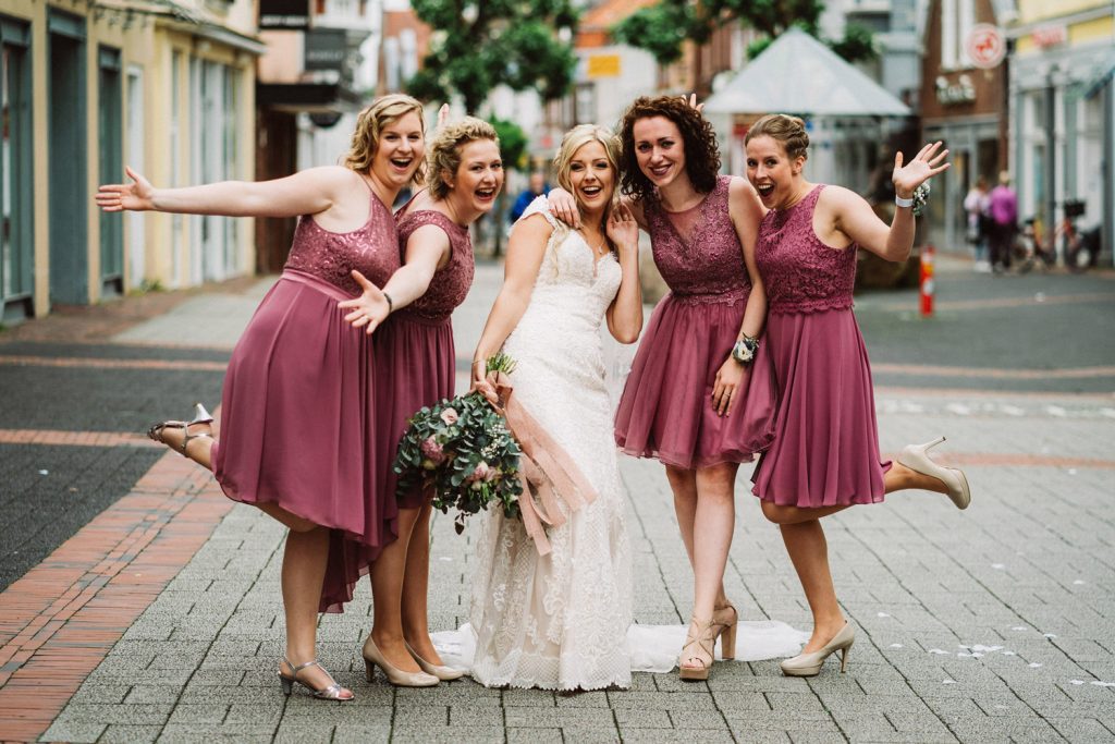 Braut mit ihren Freundinnen bei der Hochzeit in Aurich – Hochzeitsfotograf Elmar Tapper