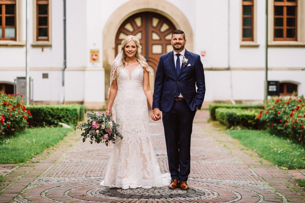 Brautpaar nach der Trauung am Schloss Aurich – natürliche Hochzeitsfotografie Ostfriesland