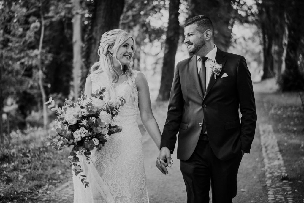 Brautpaar bei der Hochzeitsreportage in Aurich – authentische Schwarz-Weiß-Fotografie