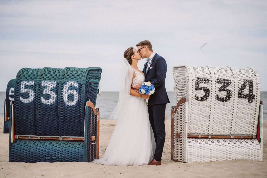 Brautpaar vor Strandkörben – Hochzeitsfotograf Baltrum Elmar Tapper