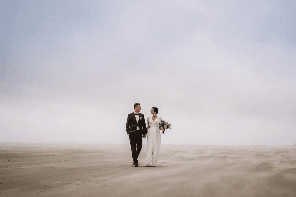 Hochzeitsfotograf Borkum - Brautpaar am Strand