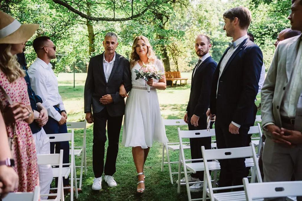 Hochzeitsfotograf Burg Berum – Braut mit Brautvater beim Einzug zur Trauung