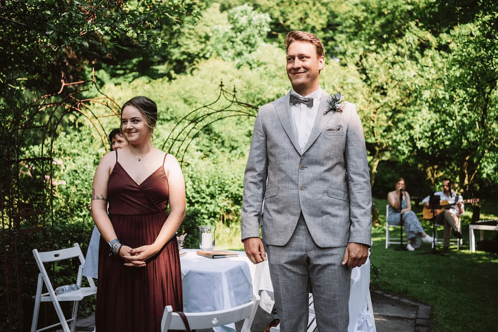 Hochzeitsfotograf Burg Berum – Bräutigam bei den Vorbereitungen