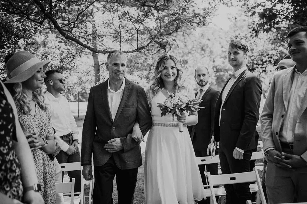 Hochzeitsfotograf Burg Berum – natürliche Brautporträtaufnahme im Burggarten