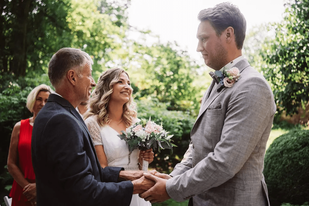Hochzeitsfotograf Burg Berum – Brautpaar mit Brautvater im Burggarten