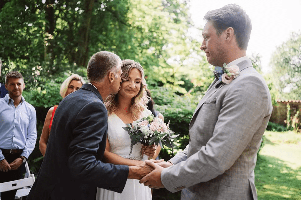Hochzeitsfotograf Burg Berum – freie Trauung im Burggarten