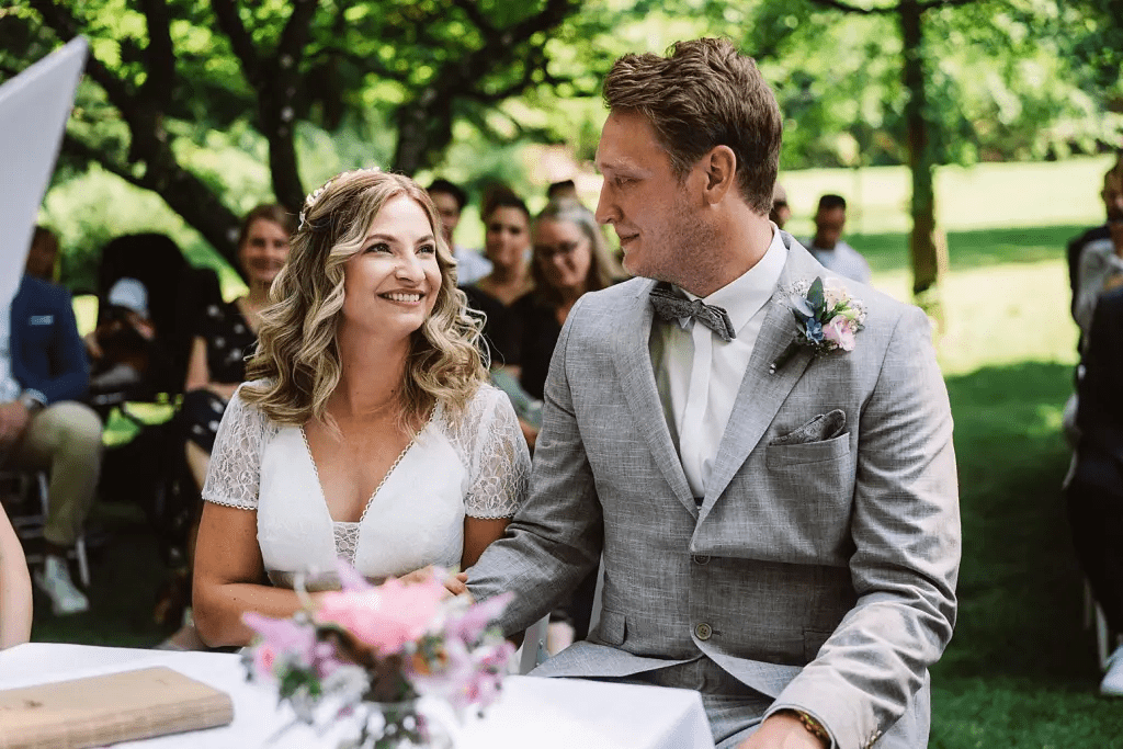 Hochzeitsfotograf Burg Berum – Trauung unter alten Bäumen