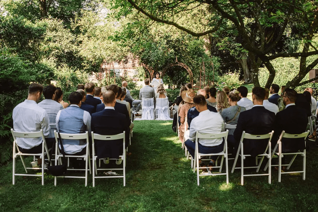 Hochzeitsfotograf Burg Berum – Hochzeitsgesellschaft bei der Trauung