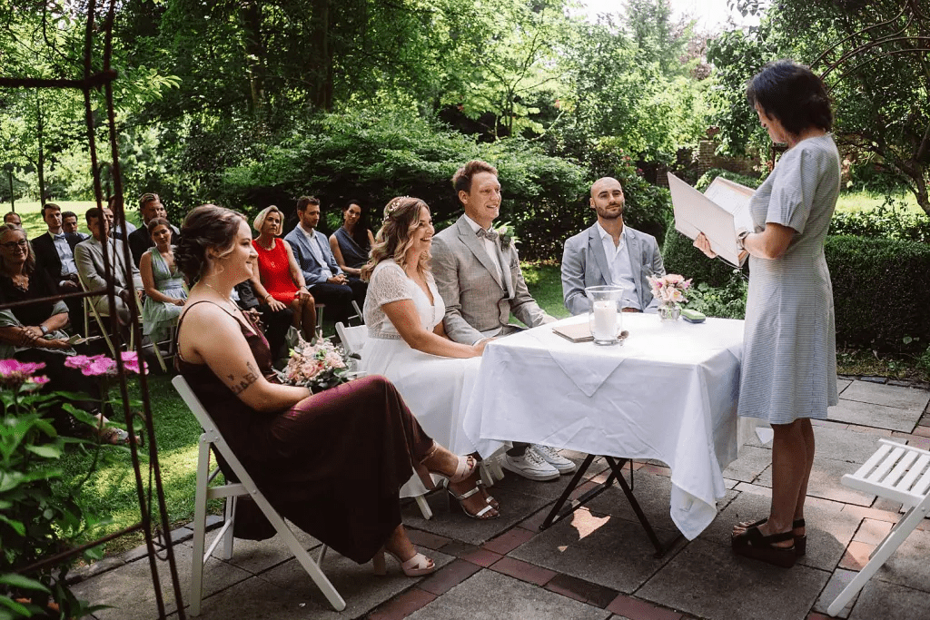 Hochzeitsfotograf Burg Berum – freie Trauung unter Bäumen