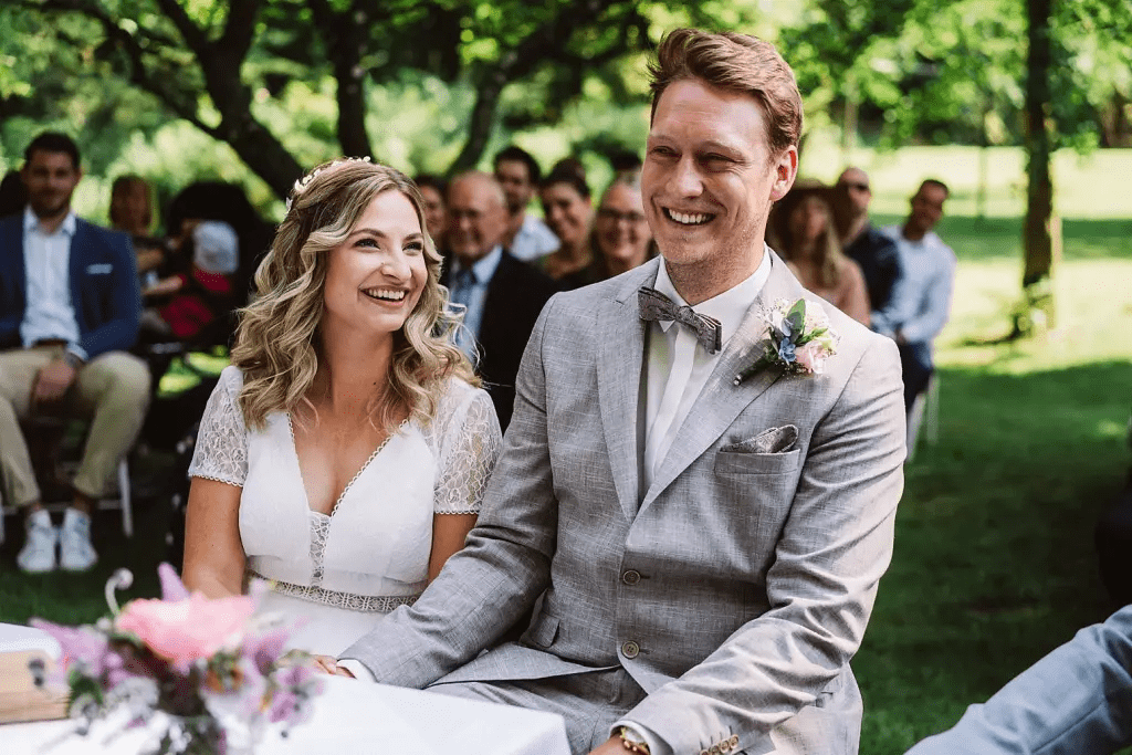 Hochzeitsfotograf Burg Berum – freie Trauung mit Gästen im Park