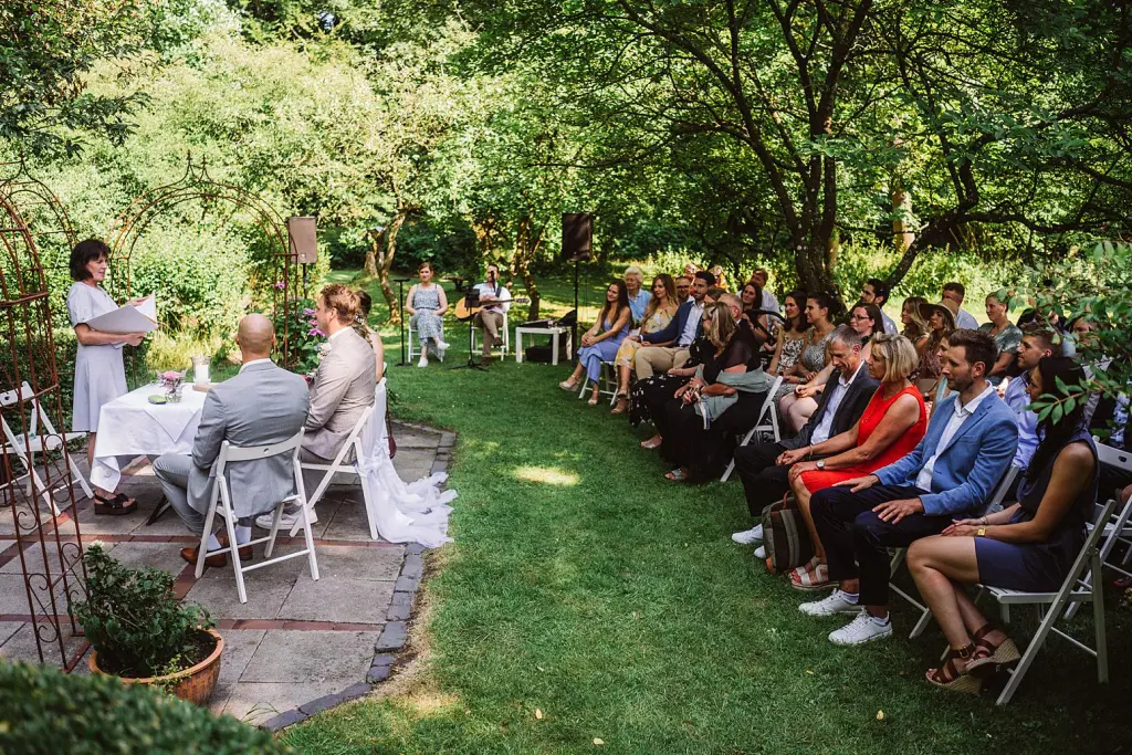 Hochzeitsfotograf Burg Berum – freie Trauung mit im Park
