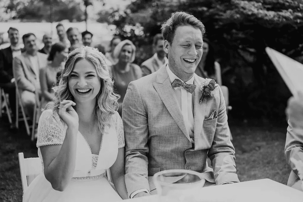 Hochzeitsfotograf Burg Berum – Brautpaar im Burggarten