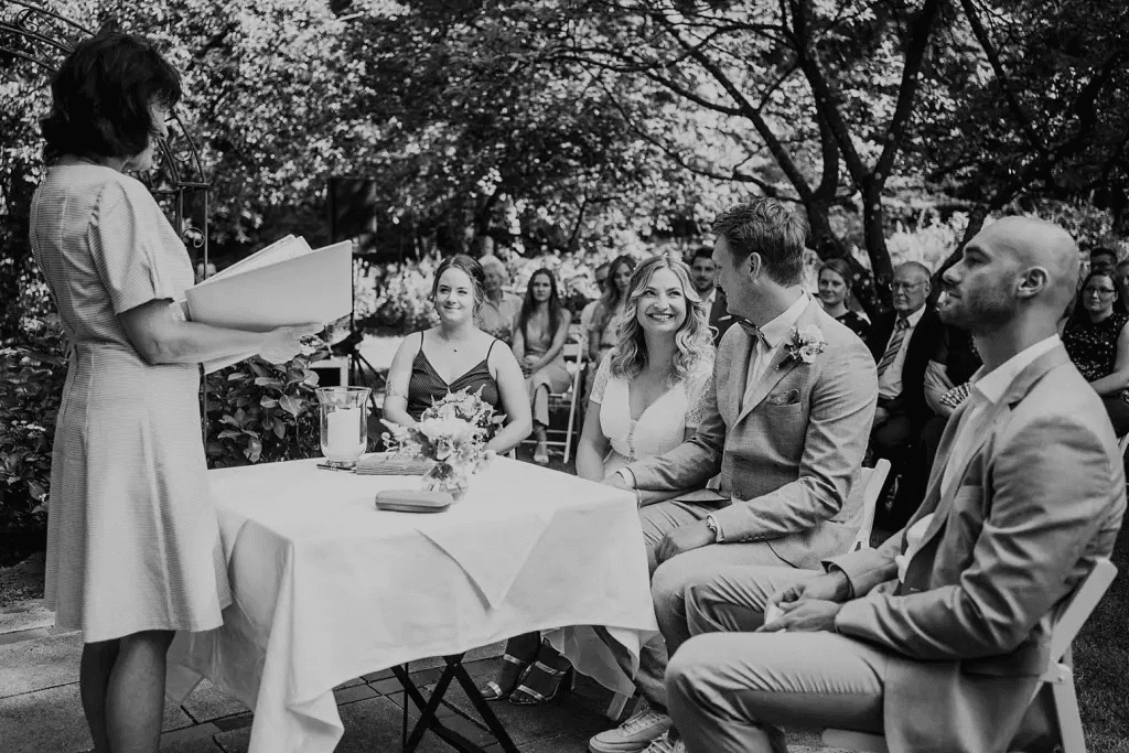 Hochzeitsfotograf Burg Berum – Trauzeremonie im Burggarten