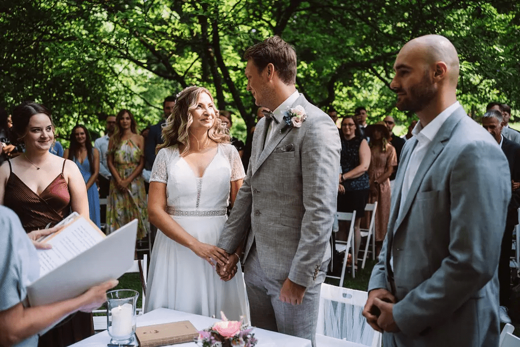 Hochzeitsfotograf Burg Berum – Hochzeitsreportage im Burggarten