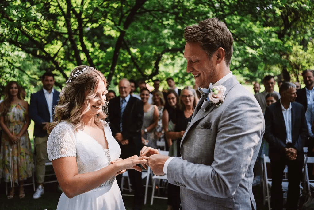 Hochzeitsfotograf Burg Berum – Ringtausch während der Trauung