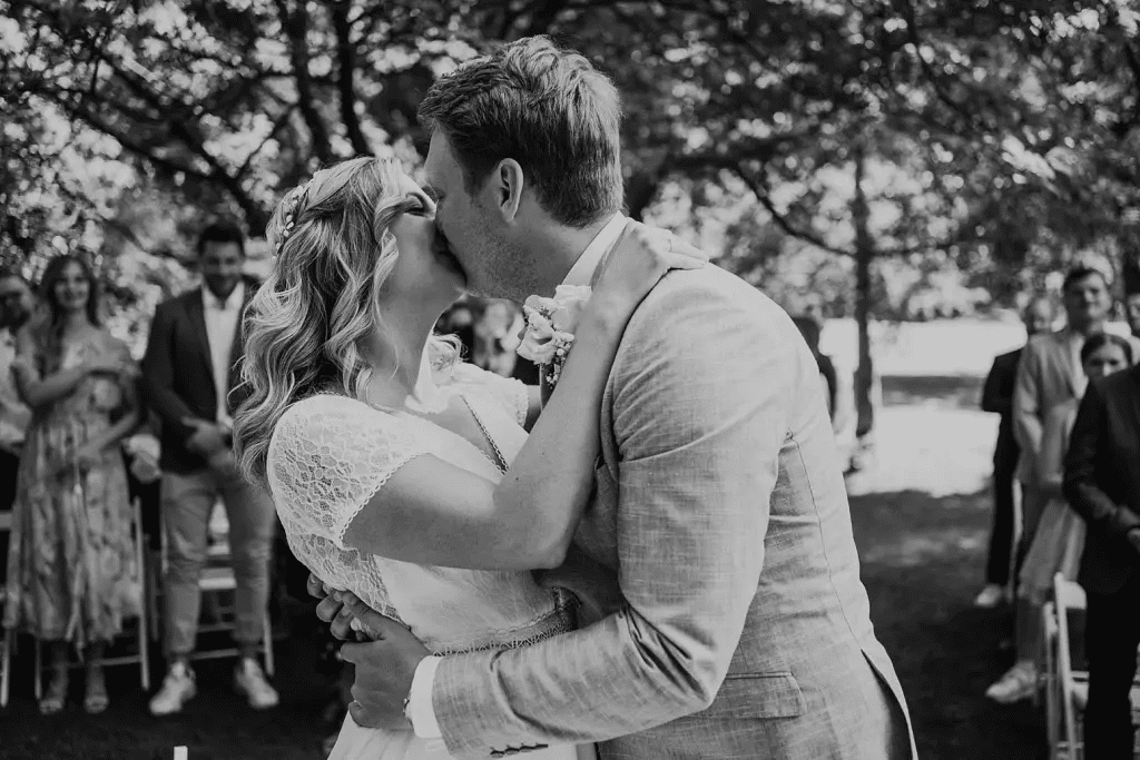 Hochzeitsfotograf Burg Berum – Hochzeitskuss im Burggarten