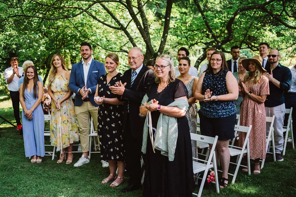 Hochzeitsfotograf Burg Berum – Gäste gratulieren dem Brautpaar