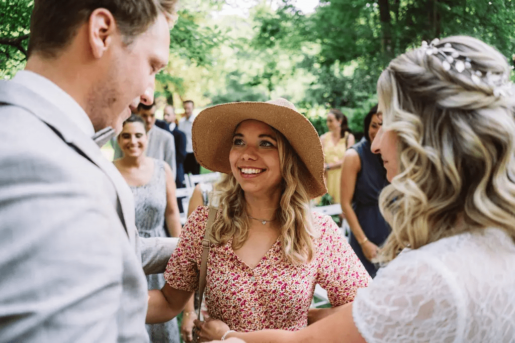 Hochzeitsfotograf Burg Berum – Gäste nach der freien Trauung