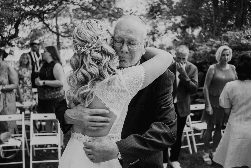 Hochzeitsfotograf Burg Berum – emotionaler Moment nach der Trauung