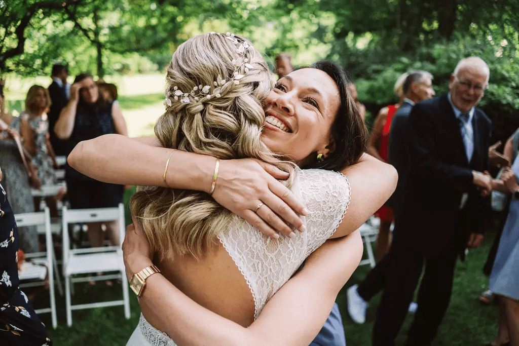 Hochzeitsfotograf Burg Berum – Gratulationen und Lachen im Burghof