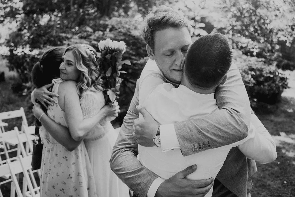 Hochzeitsfotograf Burg Berum – emotionale Umarmung nach der Trauung