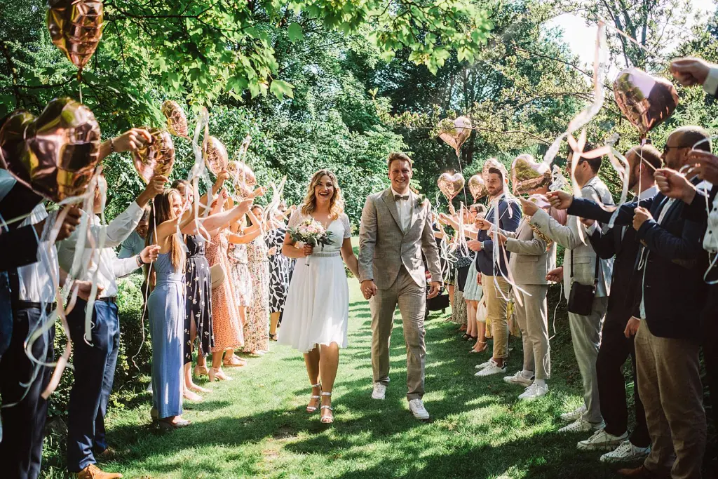 Hochzeitsfotograf Burg Berum – Spalier nach der Trauung